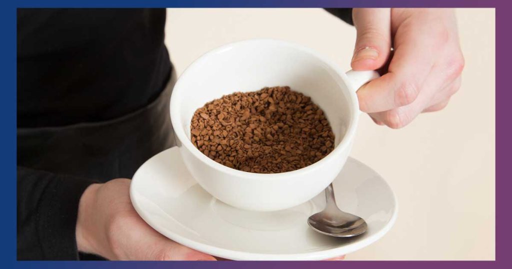 Всичко, което ви трябва, е чаша гореща вода и една лъжица инстантно кафе.