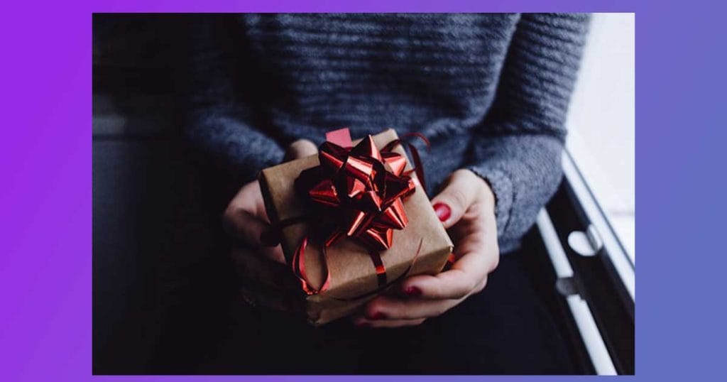 И когато се чудим какъв подарък би я зарадвал, отговорът е прост: нещо, което да съчетава практичност и елегантност – точно както самата тя.