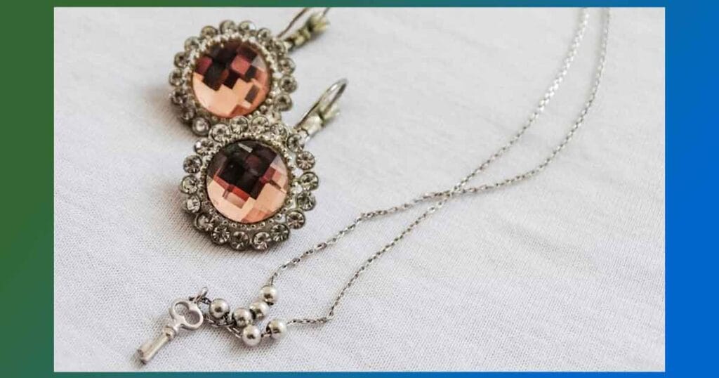 Потъмняването се дължи на химична реакция между среброто и серните съединения във въздуха. При този процес на повърхността се образува тънък слой сребърен сулфид