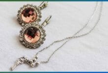 Потъмняването се дължи на химична реакция между среброто и серните съединения във въздуха. При този процес на повърхността се образува тънък слой сребърен сулфид