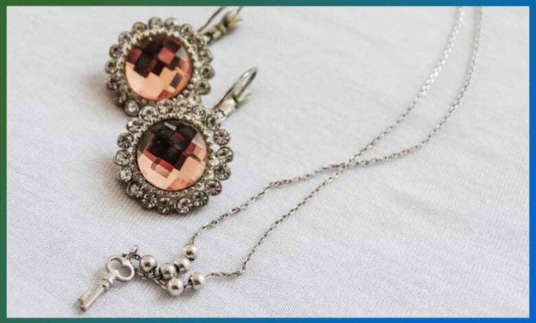 Потъмняването се дължи на химична реакция между среброто и серните съединения във въздуха. При този процес на повърхността се образува тънък слой сребърен сулфид